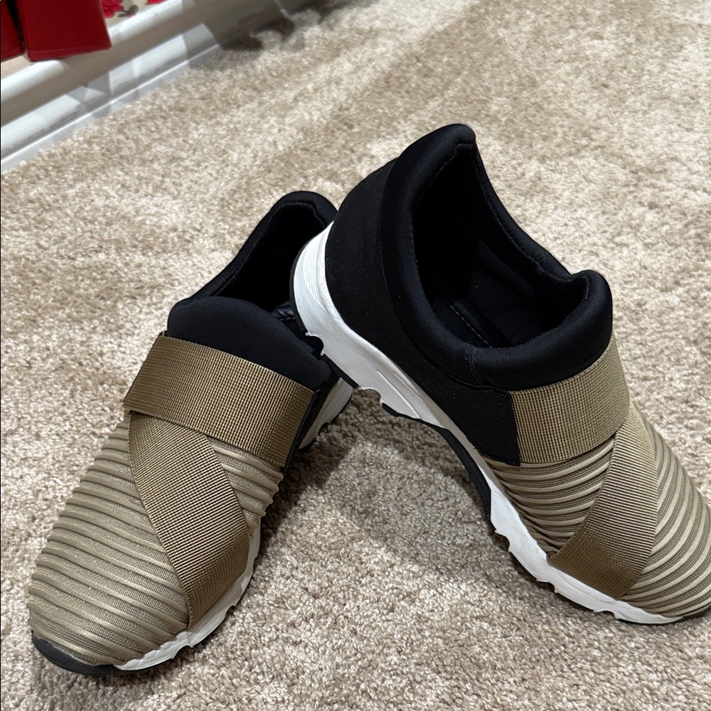 All Black Stylish women’s Black and gold Slip-On Sneakers